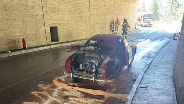 Vom alten Glanz des noblen Wagens ist nach dem Feuer nichts übrig. (Bild: ZOOM Tirol)