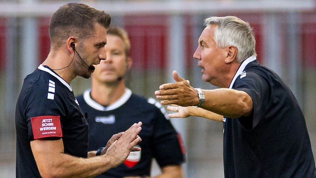 Peter Pacult and referee Arnes Talic. (Bild: GEPA pictures)