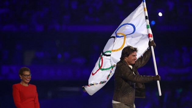 Schauspieler Tom Cruise „entführte“ die Olympische Fahne nach Los Angeles.  (Bild: AFP/ APA/Bertrand GUAY)