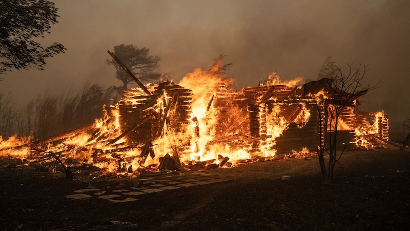 Many homes are already completely burnt out. (Bild: AFP/Angelos TZORTZINIS)