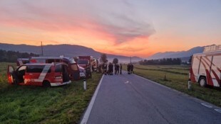Die Einsatzkräfte werden per Hubschrauber zum Brandort eingeflogen.