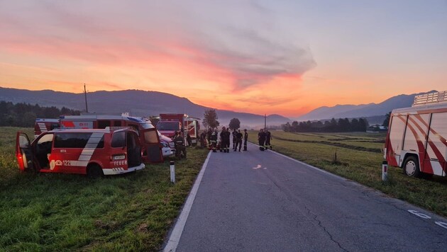 Die Einsatzkräfte werden per Hubschrauber zum Brandort eingeflogen. (Bild: FF St. Jakob im Rosental)