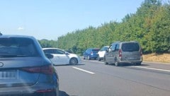 Zahlreiche Autofahrer drehten auf den A8 einfach um. (Bild: Krone KREATIV)