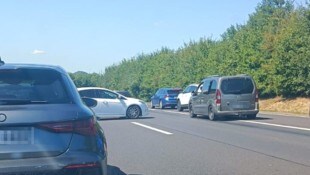 Zahlreiche Autofahrer drehten auf den A8 einfach um. (Bild: Krone KREATIV)