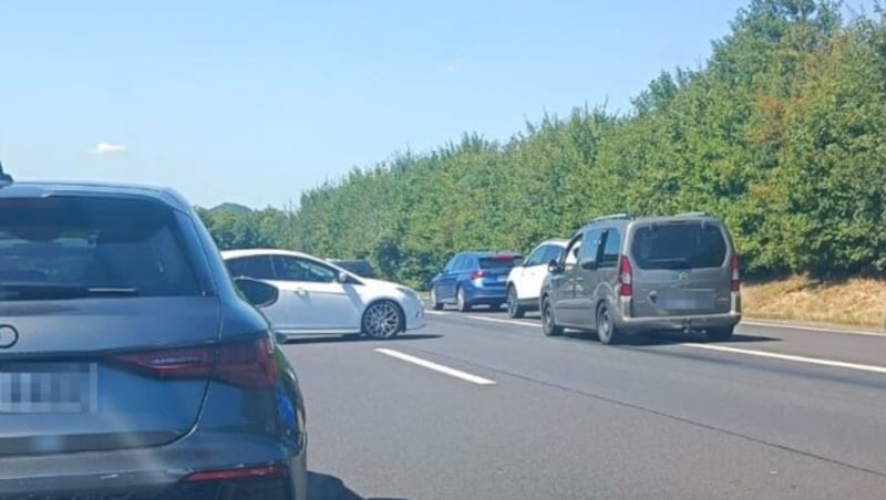 Zahlreiche Autofahrer drehten auf den A8 einfach um. (Bild: Krone KREATIV)