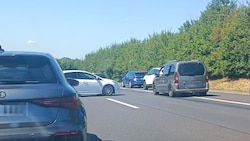 Zahlreiche Autofahrer drehten auf den A8 einfach um. (Bild: Krone KREATIV)