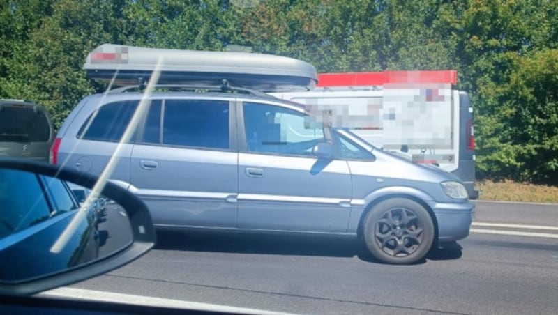 Die Lenker fuhren in der Rettungsgasse zurück. (Bild: Krone KREATIV)