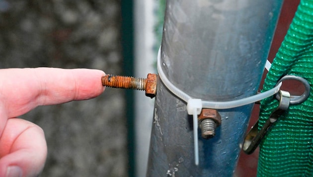 A girl got stuck on this screw on her way home from kindergarten - with her eye. The child has been blind ever since. Who is responsible? (Bild: Rie-Press Adalbert Rieder/Rie-Press AUSTRIA)