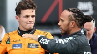 Lewis Hamilton (rechts) traut Lando Norris den Weltmeister-Titel zu.  (Bild: AFP/APA/POOL/Thomas COEX)