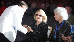 Baumeister Richard Lugner mit Hannelore, der 2023 verstorbenen Frau von Schlagersänger Heino. Für ihn und Hannelore kam Lugner 2019 nach Linz.  (Bild: Daniel Scharinger / picturedesk.com)