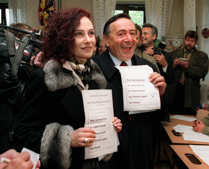 Lugner with his then wife "Mausi" in 1998 (Bild: APA/HARALD SCHNEIDER)