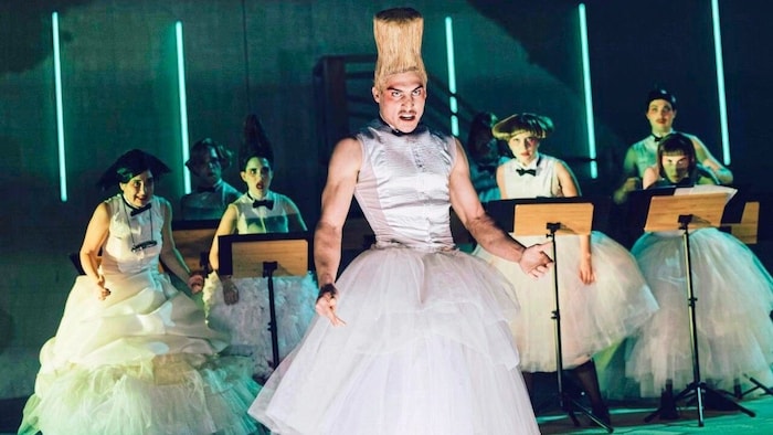 Lenz Moretti (center) in the production of Kurt Schwitters' "Die Ursonate" at the Deutsches Theater Berlin. 
