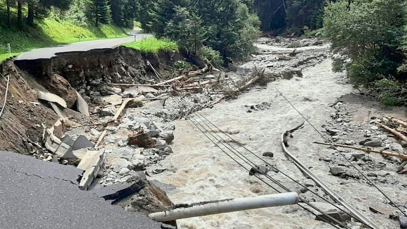 Ein schweres Unwetter hat die Innerkremser Landesstraße gleich an mehreren Stellen weggerissen. Mit dem Frühjahr wird an der aufwändigen Sanierung weitergearbeitet. 1,6 Millionen Euro werden heuer investiert. (Bild: Elisa Aschbacher)