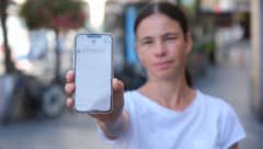 Denise zeigt der „Krone“ bei einem Treffen belästigende Nachrichten, die sie des öfteren auf Tinder und anderen Dating-Apps erhält. (Bild: Horst Einöder/Flashpictures)