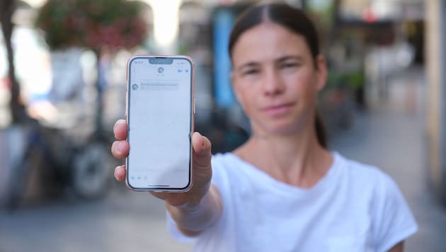 Denise zeigt der „Krone“ bei einem Treffen belästigende Nachrichten, die sie des öfteren auf Tinder und anderen Dating-Apps erhält. (Bild: Horst Einöder/Flashpictures)