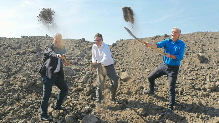 Spaß beim Spatenstichtermin: Donaustadt-Chef Ernst Nevrivy, Klimastadtrat Jürgen Czernohorszky ...