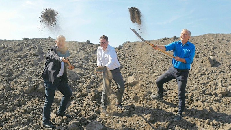 Spaß beim Spatenstichtermin: Donaustadt-Chef Ernst Nevrivy, Klimastadtrat Jürgen Czernohorszky und SPÖ-Klubobmann Josef Taucher (von li. nach re.).000  (Bild: Bartel Gerhard)