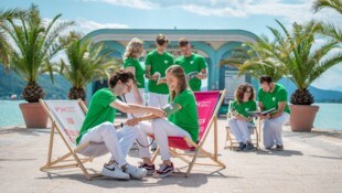 FH-Studenten zeigen Erste Hilfe-Maßnahmen und mehr.