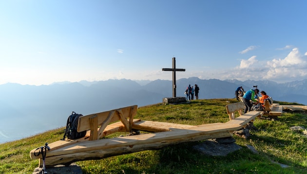 Auf der außergewöhnlichen Gipfelrast wartet ein wunderbarer Ausblick. (Bild: hall-wattens.at)