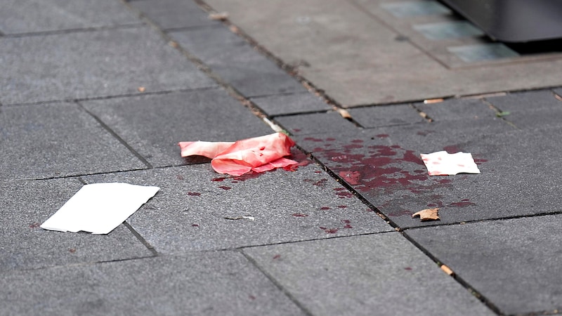 The two knife victims were injured to an indeterminate degree. (Bild: APA/AP)