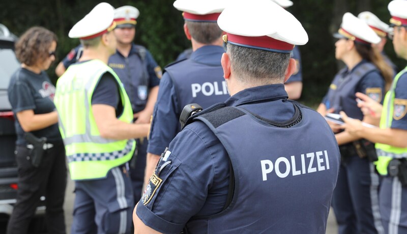 Ein Großaufgebot an Polizisten und Spezialkräften sorgt in St. Pölten für Sicherheit. (Bild: Jöchl Martin)