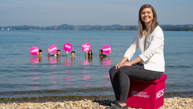 Fabienne Lackner und die jungen NEOS trafen sich anlässlich des „Tags der Jugend“ am Bodensee. Sie verwiesen auf Probleme, die es seitens der Politik dringend zu lösen gelte. (Bild: NEOS Vorarlberg)