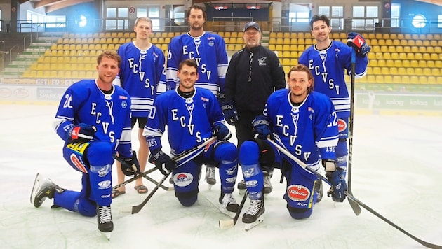 The new Eagles Guus van Nes, Thomas Vallant, Nikita Scherbak (front/from left), Chase Pearson, Patrick Holway, coach Tray Tuomie and Max Coata (back/from left). (Bild: Pessentheiner Florian)