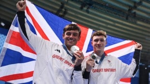 Tom Daley (li.) gewann mit Noah Williams in Paris die Silbermedaille. (Bild: AFP/APA/SEBASTIEN BOZON)