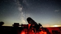 Das große Fernrohr machte auch Blicke auf die Krater des Mondes möglich.