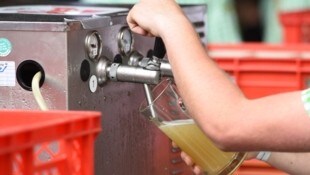 Ausgeschenkt wird beim Dorffest fleißig, auf- und abgebaut dafür eher weniger