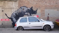 Banksy's rhinoceros has obviously mistaken the car for a fellow species. (Bild: PA)