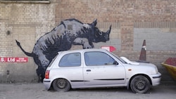 Banksys Nashorn hat das Auto ganz offensichtlich mit einem Artgenossen verwechselt. (Bild: PA)