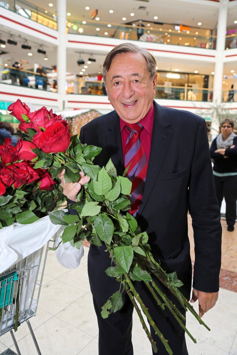 His distribution campaigns on Valentine's Day and Mother's Day are also legendary. Every woman received a rose from him personally. (Bild: picturedesk.com/Karl Schöndorfer / picturedesk.com)