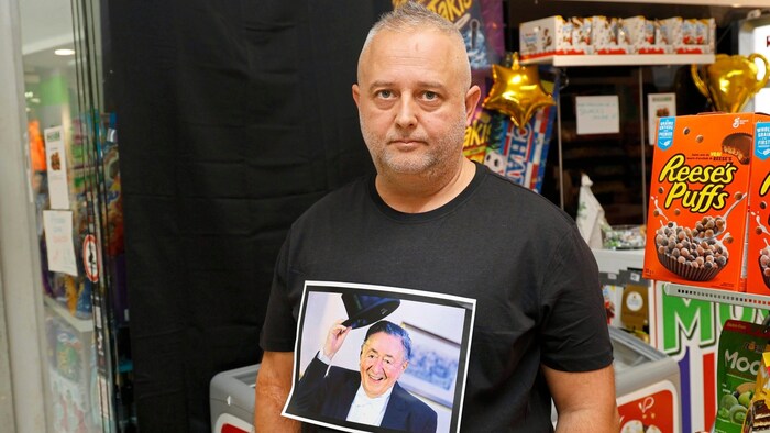 Shopbetreiber Oktan Muco trägt den Hausherrn als Bild auf seinem T-Shirt.