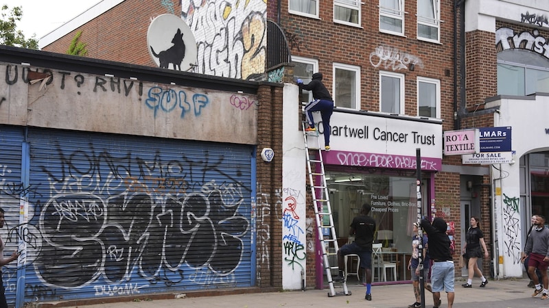 Hier wird das Kunstwerk Banksys mit Wolf gestohlen. (Bild: PA)