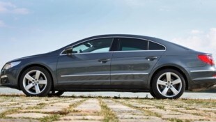 Ein 17-Jähriger raste in einem VW Passat wie am Symbolbild über die A 1.