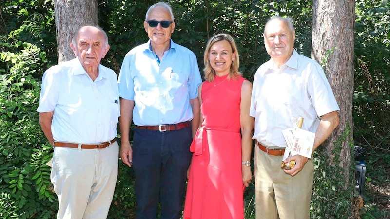 Chronist Wolfgang Bachkönig und Bürgermeisterin Bettina Zentgraf initiierten den Gedenkpark. Unter den vielen Zeitzeugen waren auch Árpád Bella und Oberstleutnant i. R. Stefan Biricz bei der Enthüllung. (Bild: Reinhard Judt)