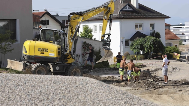 Ein Bagger hatte versehentlich die Hülle eines Stromkabels beschädigt, für den Hausbesitzer begann damit der Ärger aber erst so richtig. (Bild: Scharinger Daniel)