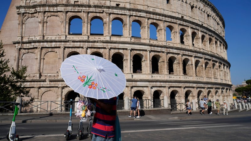 Ein Mann verkauft vor dem Kolosseum in Rom Mini-Ventilatoren. (Bild: ASSOCIATED PRESS)