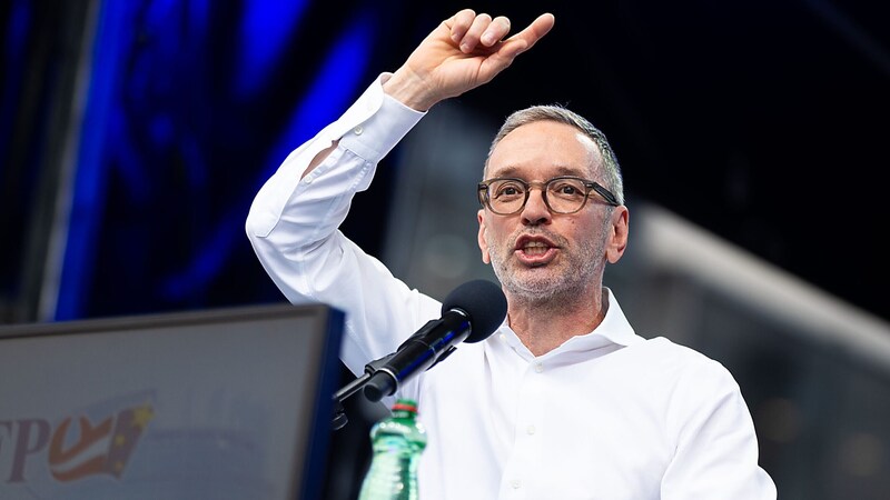 FPÖ-Chef Herbert Kickl nennt sich selbst „Volkskanzler“, die anderen Parteien und mehrere zivilgesellschaftliche Gruppen wollen ihn von Regierungsämtern fernhalten. (Bild: APA/Georg Hochmuth)