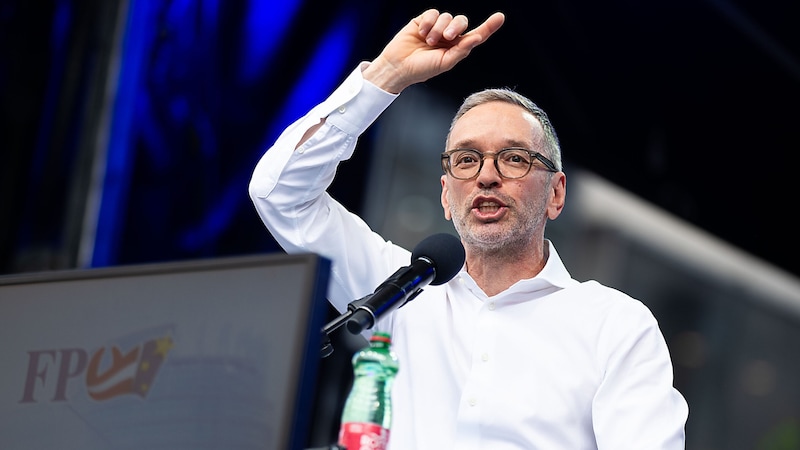 FPÖ-Chef Herbert Kickl nennt sich selbst „Volkskanzler“, die anderen Parteien und mehrere zivilgesellschaftliche Gruppen wollen ihn von Regierungsämtern fernhalten. (Bild: APA/GEORG HOCHMUTH)