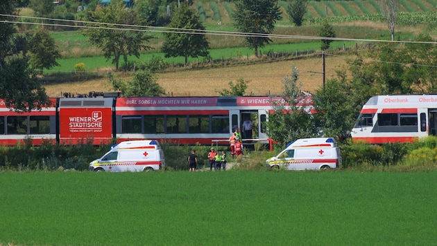 25 passengers had to be rescued from the regional train (Bild: laumat)