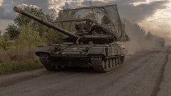 Ein ukrainischer Panzer im Grenzgebiet zu Russland (Bild: APA/AFP)