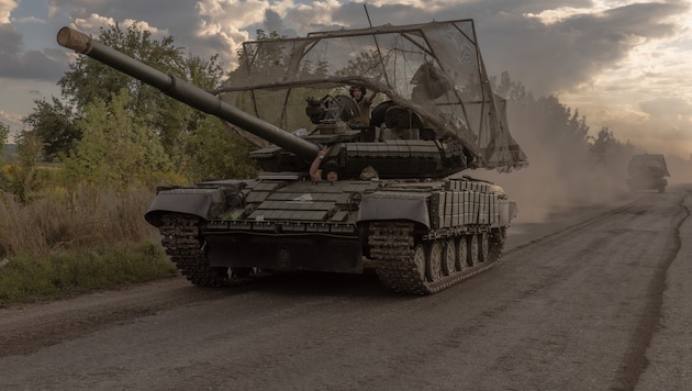 Ein ukrainischer Panzer im Grenzgebiet zu Russland (Bild: APA/AFP)