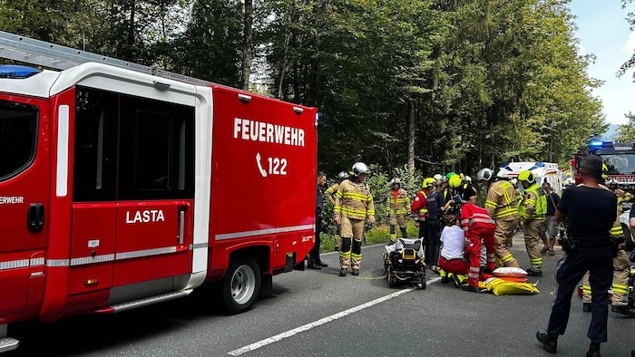 Die Einsatzkräfte bei der Versorgung der Verletzten.