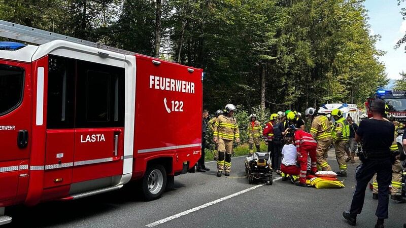 The emergency services treating the injured. (Bild: zoom.tirol)