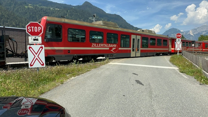 Die Kreuzung aus der Perspektive eines Autolenkers.