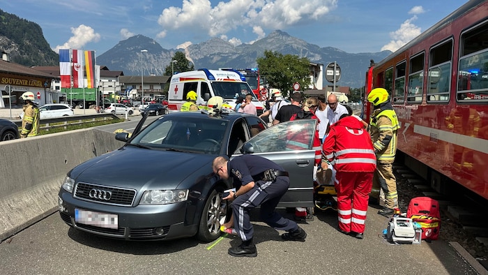 Die Einsatzkräfte bei der Unfallstelle in Schlitters.