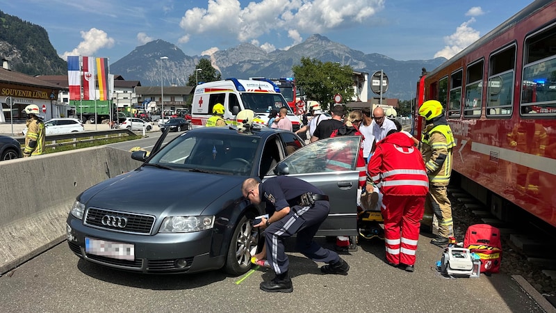 The emergency services at the scene of the accident in Schlitters. (Bild: zoom.tirol)