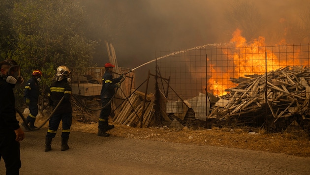 Einsatzkräfte kämpfen an zahlreichen Orten gegen die Flammen.
